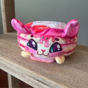 Cookeez Makery Strawberry Pancake Treatz PanKitty Scented Plush Cat Toy Sounds